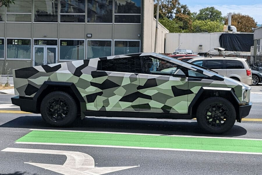 Tesla Cybertruck вперше помітили у камуфляжі