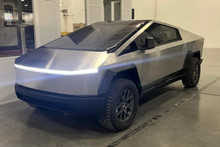 У Tesla Cybertruck все ще велетенський склоочисник та немає дверних ручок