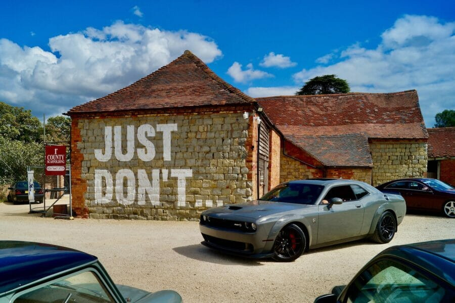 Наступне покоління легендарних маслкарів Dodge Charger та Challenger офіційно перейде на електротягу