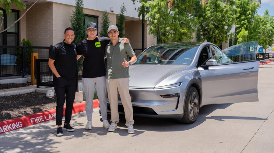 Tesla показала відео, як новий електромобіль Model Y повністю автономно доставляє себе замовнику