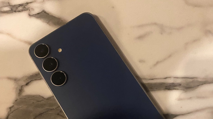 Samsung Galaxy S25 FE з'явився на реальних зображеннях перед анонсом