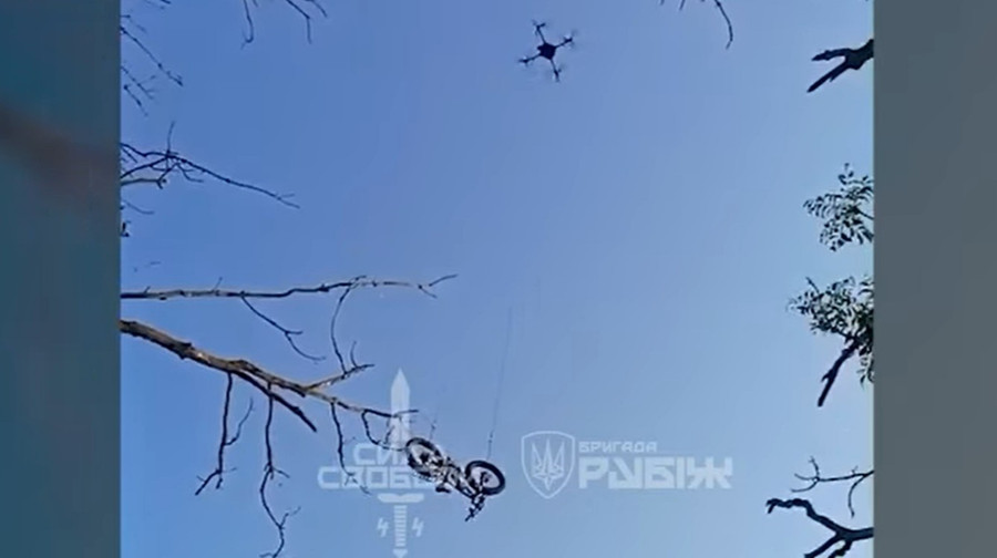 Дрон бригади Рубіж доставив пораненому бійцю 40-кілограмовий електробайк для евакуації