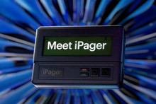 Google порівняв iPhone із пейджером у новому відео «Meet iPager»