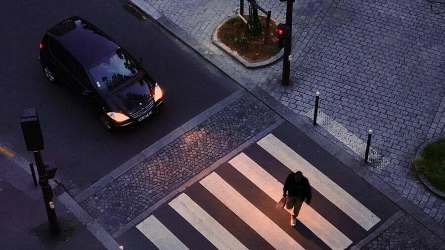 Автомобільні системи запобігання зіткненню все ще погано «бачать» перехожих в темряві