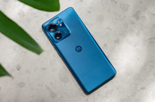 82% of people prefer a smartphone in their favorite color - Motorola survey