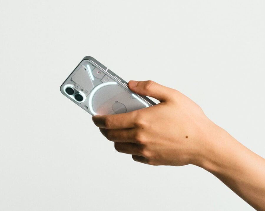 Nothing new at the presentation of the Nothing Phone (1), but now there are more precise specifications, prices and a date for the start of sales