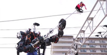 Japanese railway used a giant humanoid robot to repair power lines