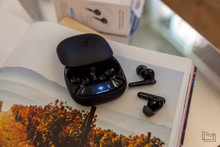 Review of the soundcore Liberty 4 Pro TWS Earbuds by Anker: Case with Display and Touch Bar