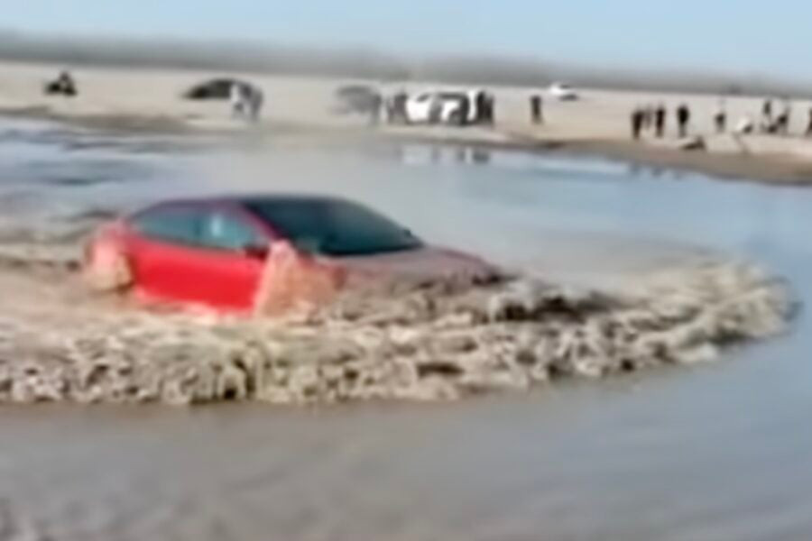 Автомобіль-амфібія: Tesla Model 3 на швидкості занурила капот під воду