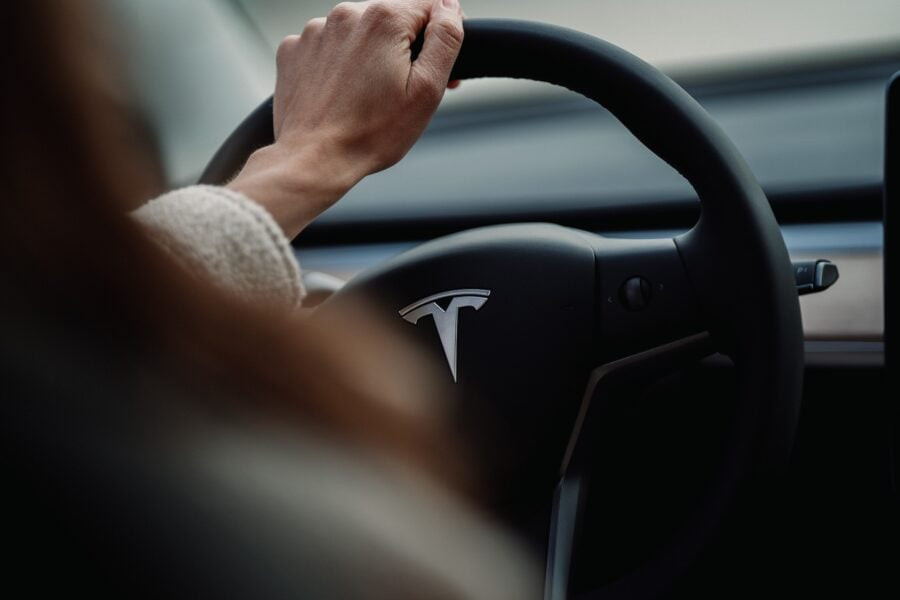 Tesla зіткнулася з новим розслідуванням у Каліфорнії через проблеми з автопілотом