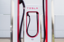 В США помітили першу зарядну станцію Tesla Supercharger для електрокарів різних брендів