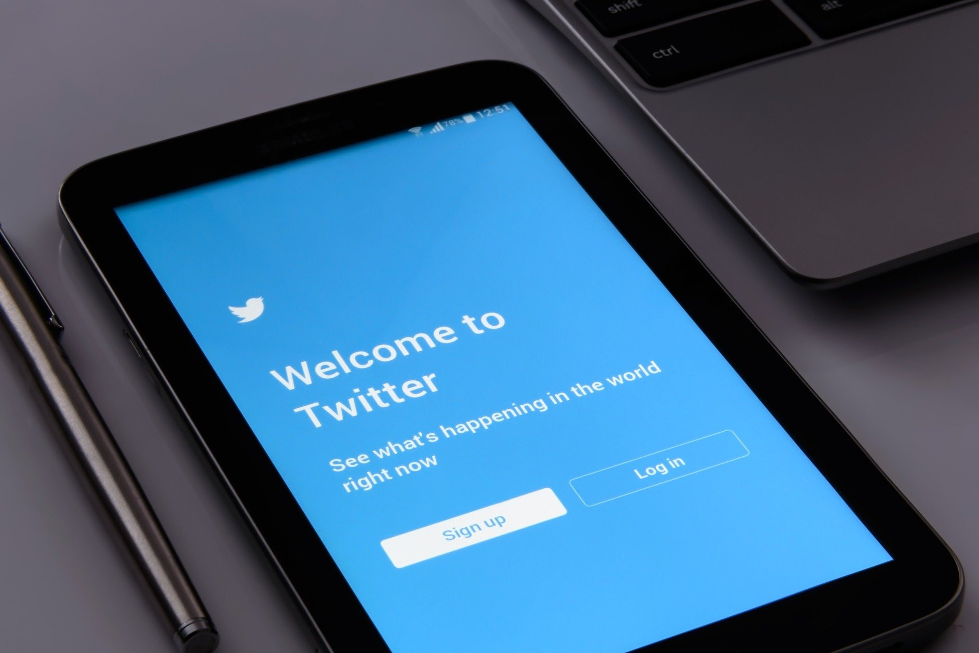 Twitter starts sharing ad revenue with verified authors