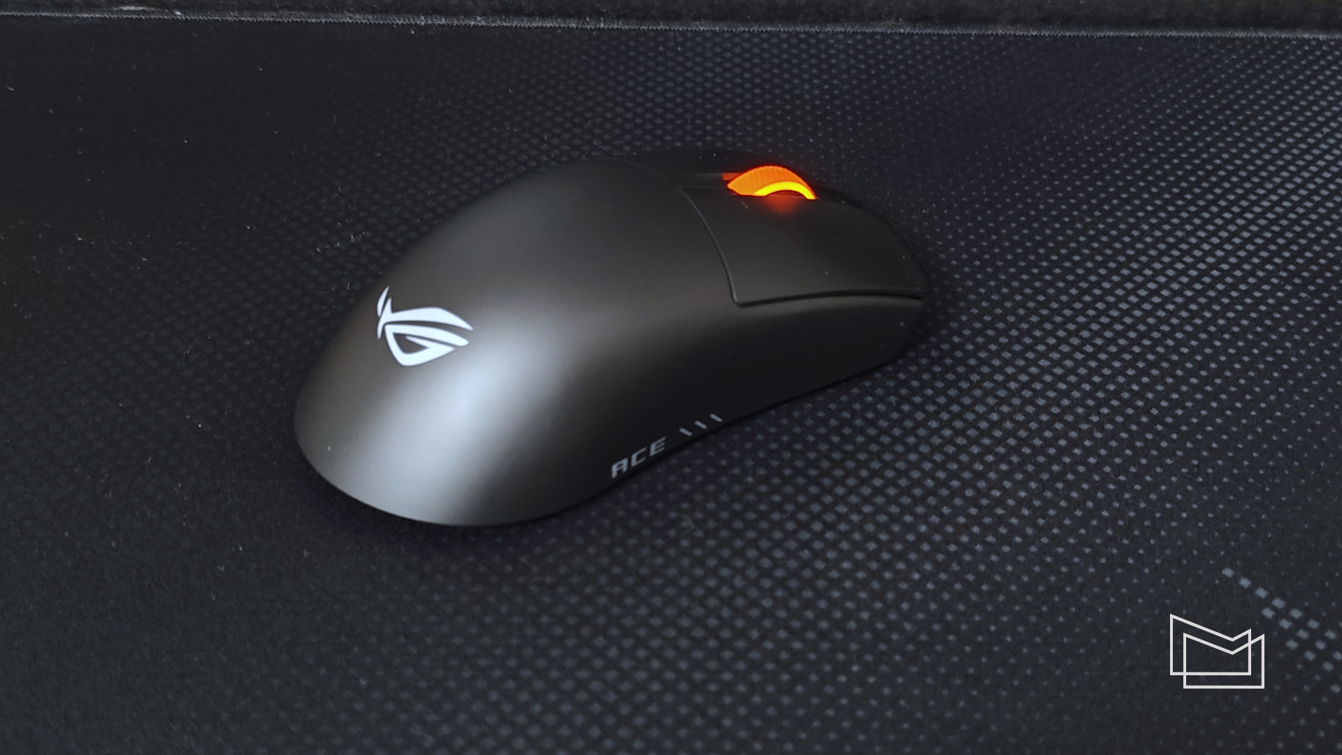 Огляд ASUS ROG Harpe II Ace: ергономічність, форма та вага