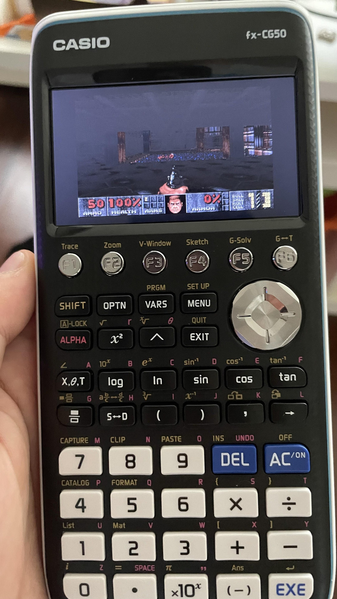 Гра DOOM, запущена на науковому калькуляторі Casio