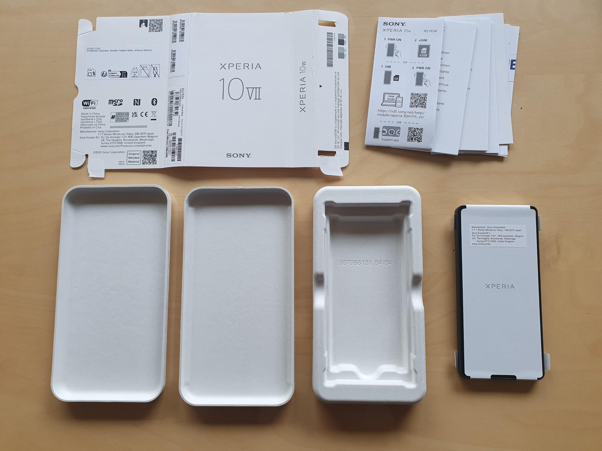 Комплект Sony Xperia 10 VII, в якому відсутній блок та кабель для заряджання