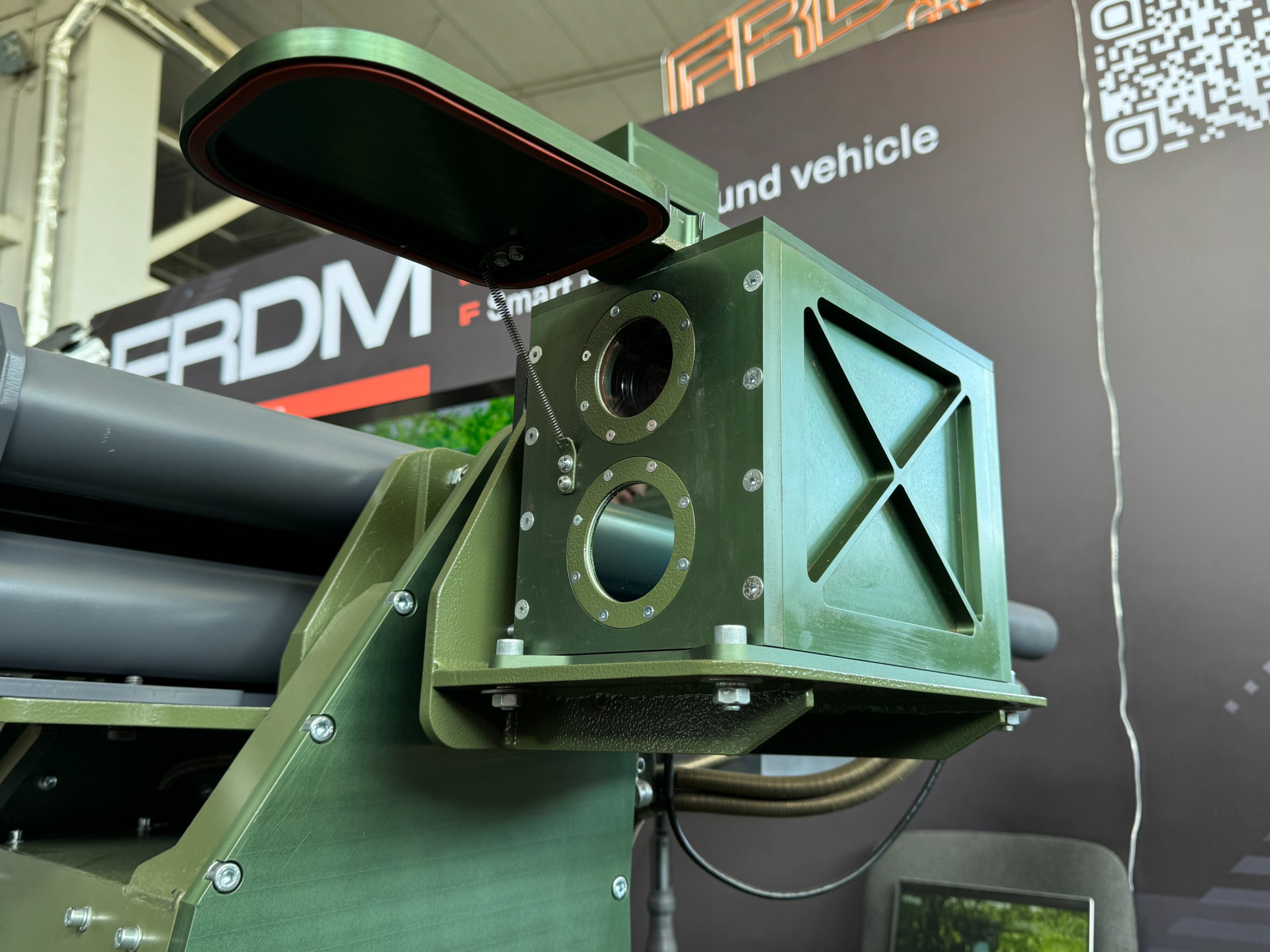 Блок керування та наведення бойового модуля D-18 із захисною шторкою