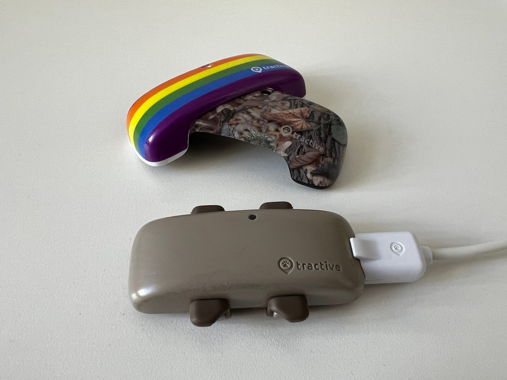 Tractive tracker, charging cable and cases