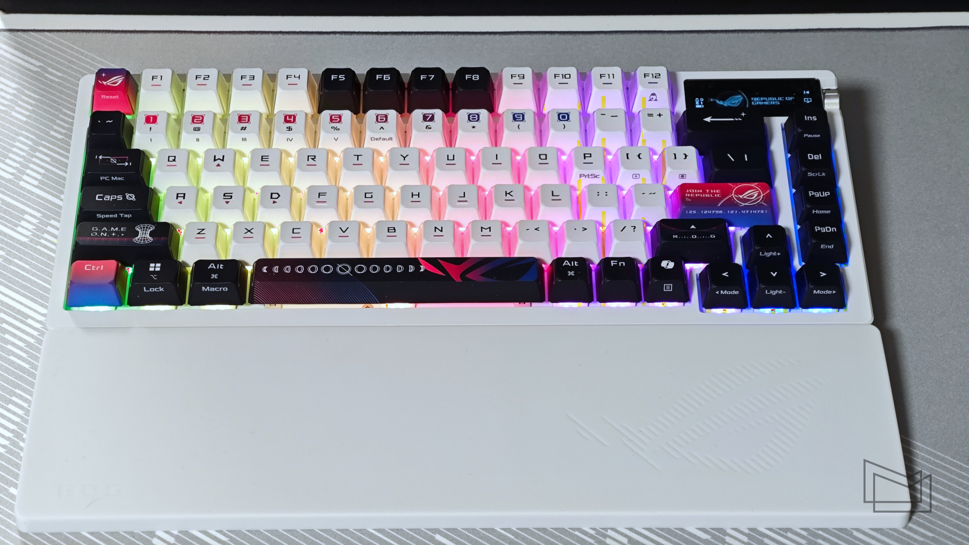 Огляд ASUS ROG Azoth X: функціональність, можливості, автономність