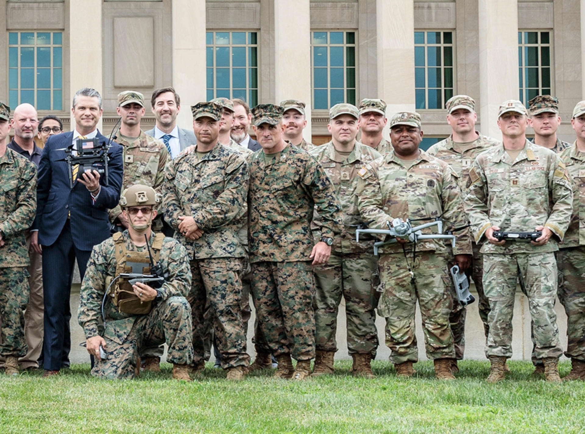 Міністр оборони США Піт Гегсет з військовими / фото Dvidshub