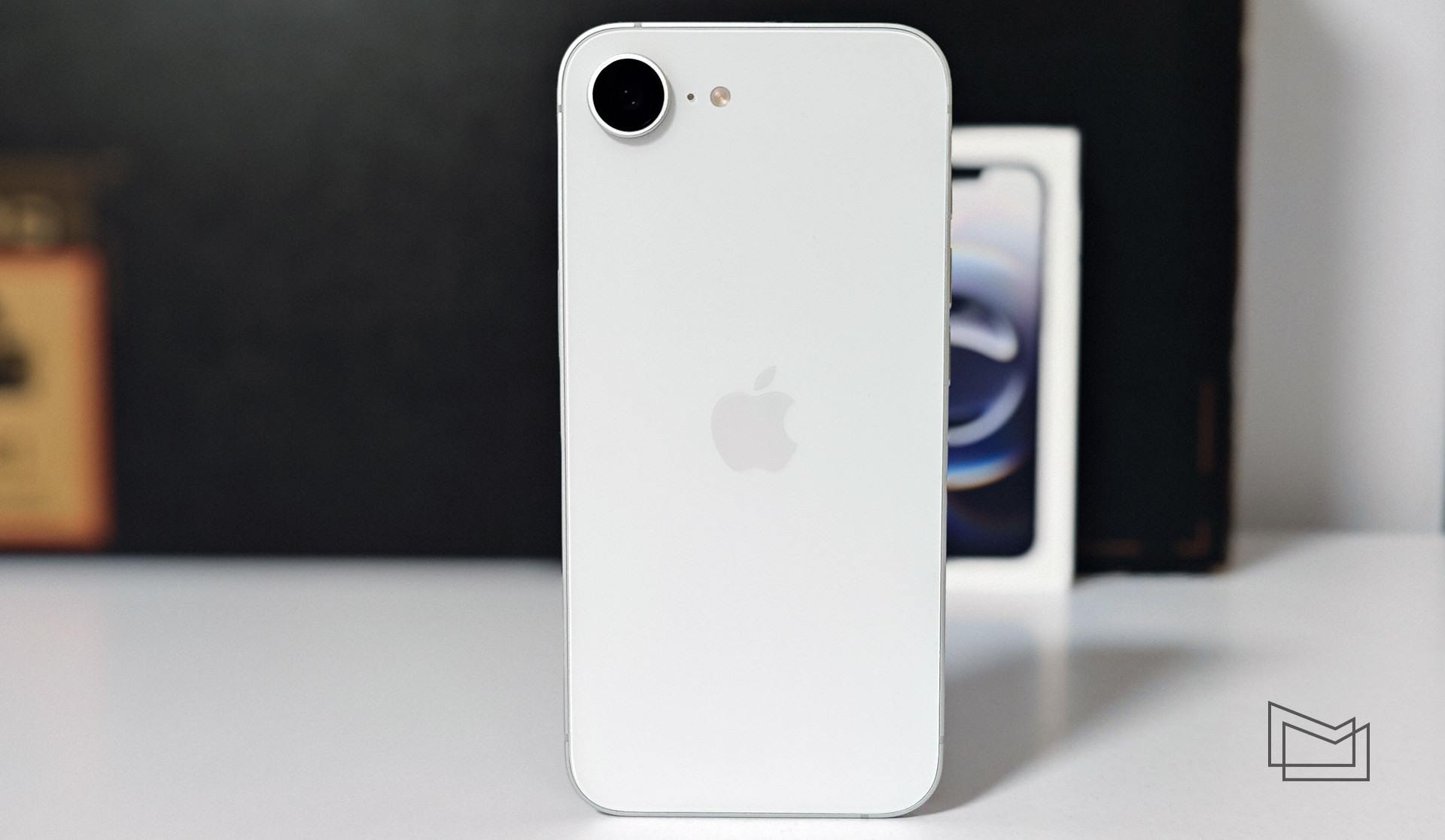 Огляд Apple iPhone 16e: дизайн та ергономічність