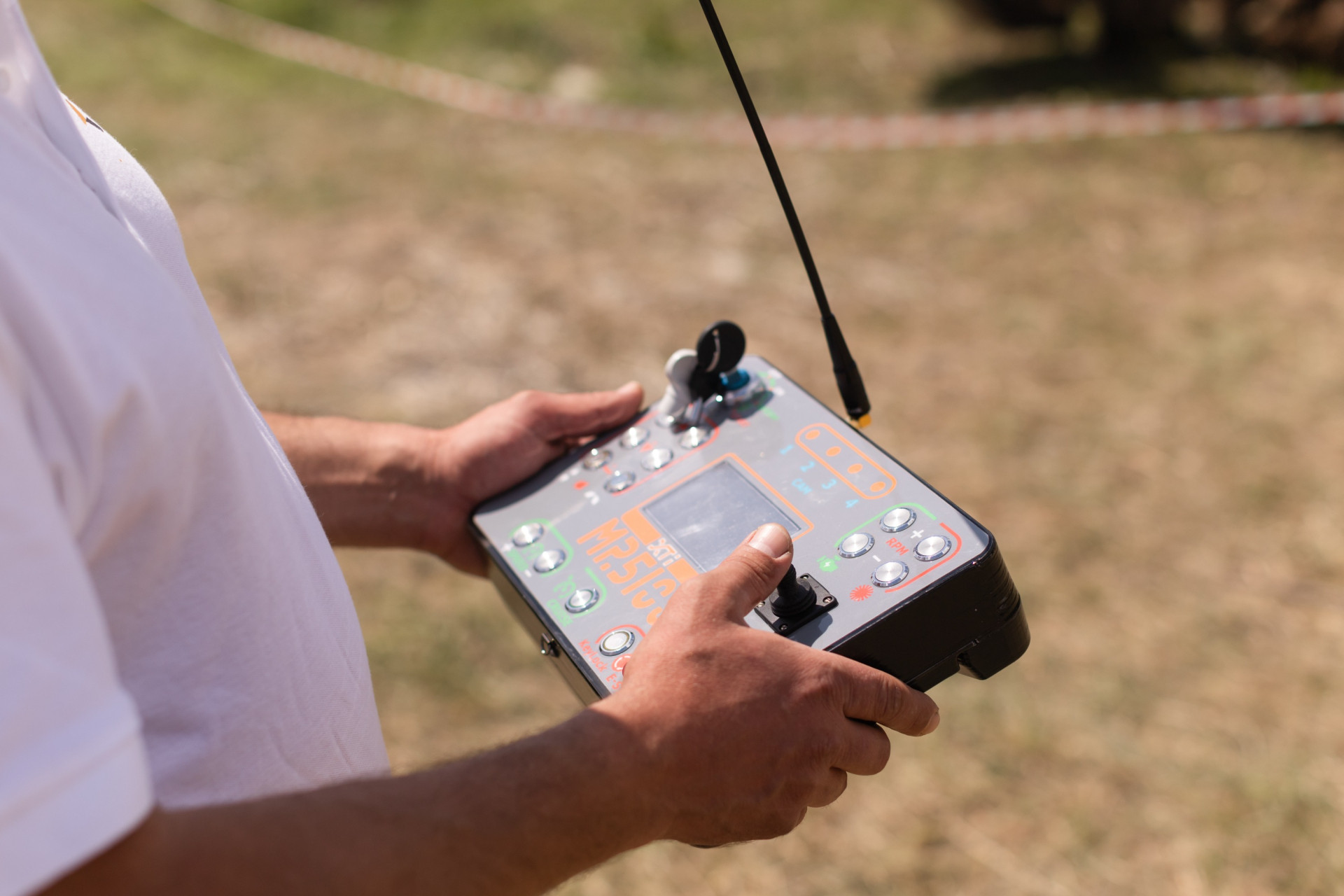 The Hart control panel 5100 in the hands of the operator. Photo: Veronika vlasiuk for the defense