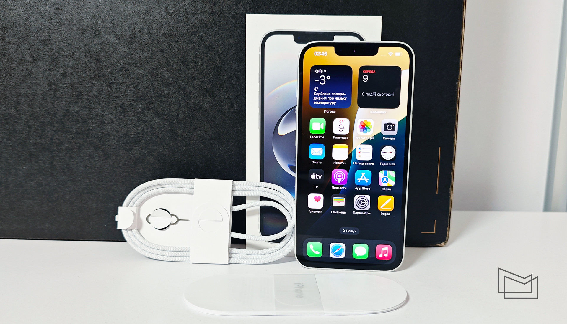 Огляд Apple iPhone 16e: комплект постачання