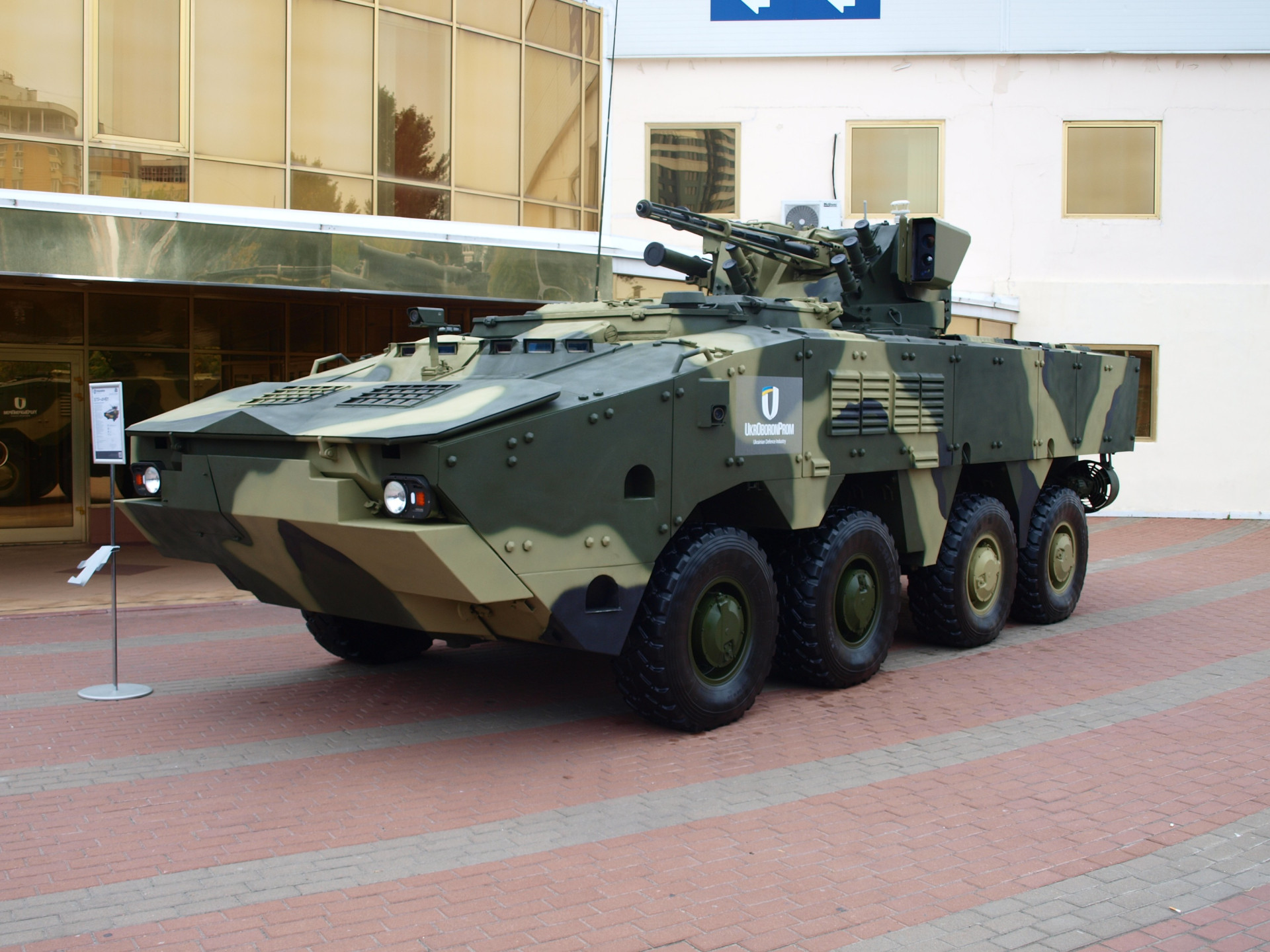 Бронетранспортер БТР-4МВ зі змінними керамічними панелями, розробленими за технологією українських науковців. Фото Оборонки