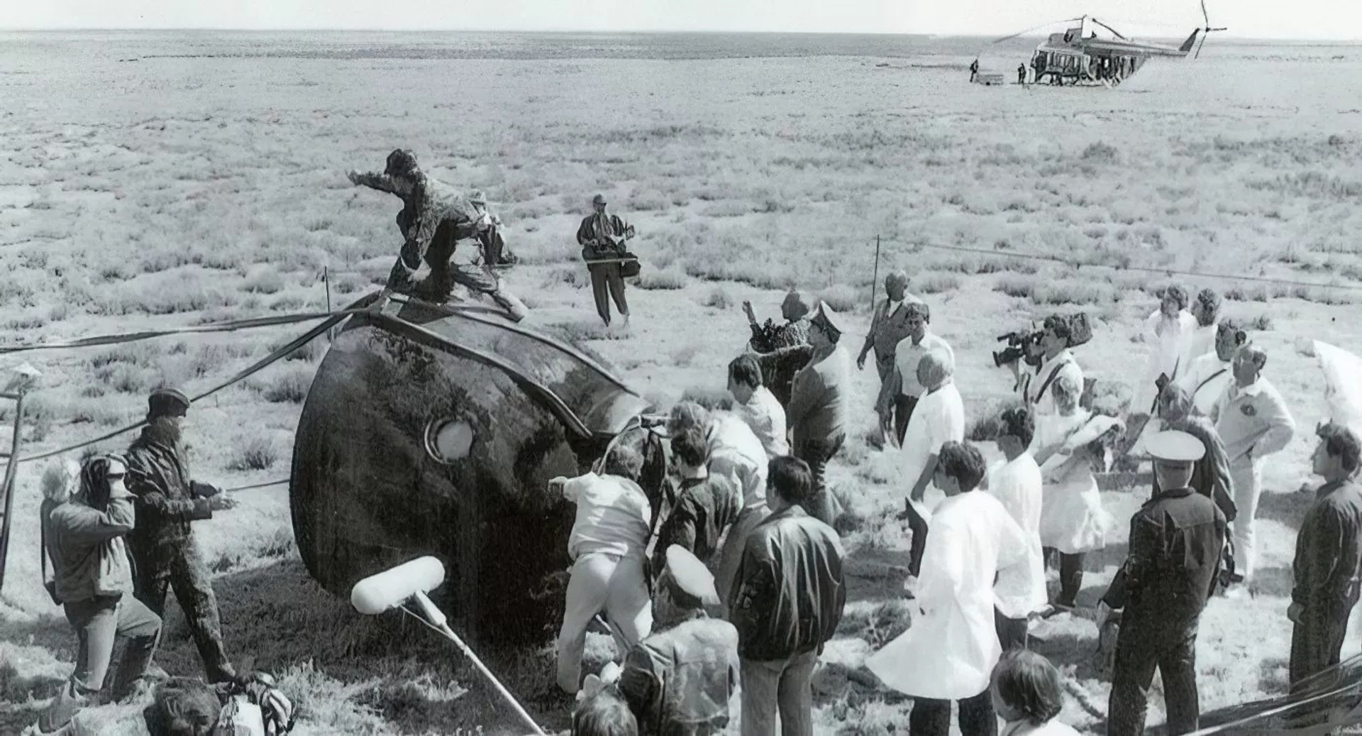 Спусковий апарат корабля Союз-11 після приземлення, 23 квітня 1967 року. На жаль, космонавти всередині вже мертві