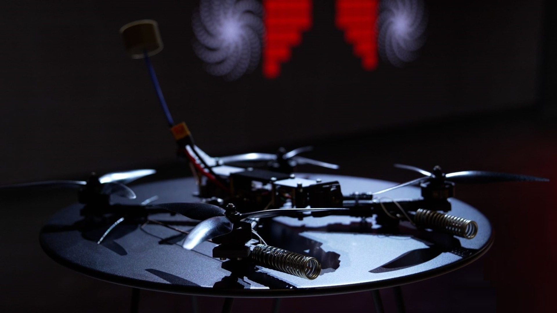 Перший український FPV-дрон, складений з комплектуючих вітчизняного виробництва. Джерело фото: Vyriy Drone