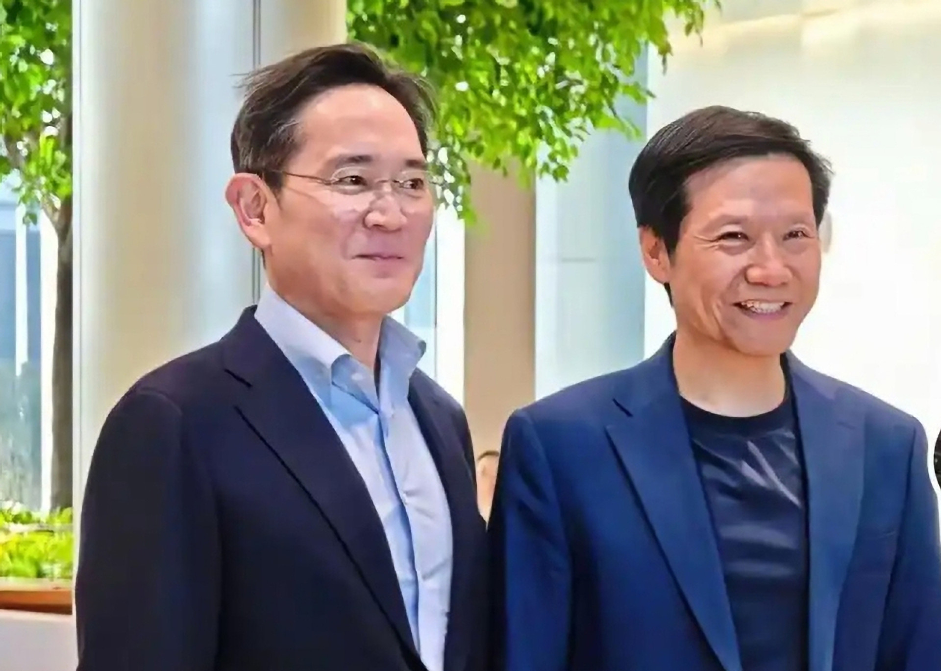 Голова Samsung Electronics Джей Лі (зліва) зустрічається з генеральним директором Xiaomi Лей Цзюнем.