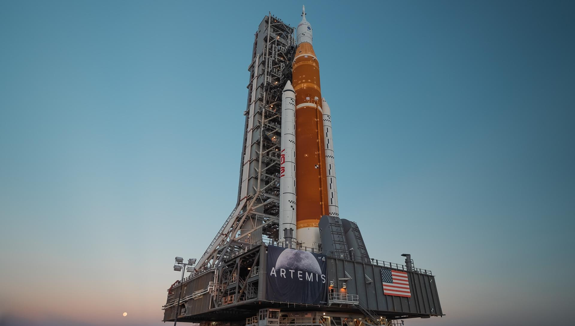 Гусеничний транспортер шатлів викочує ракету-носій Space Launch System та корабель Orion на стартовий майданчик під час підготовки до місії Artemis I, 17 березня 2022 року