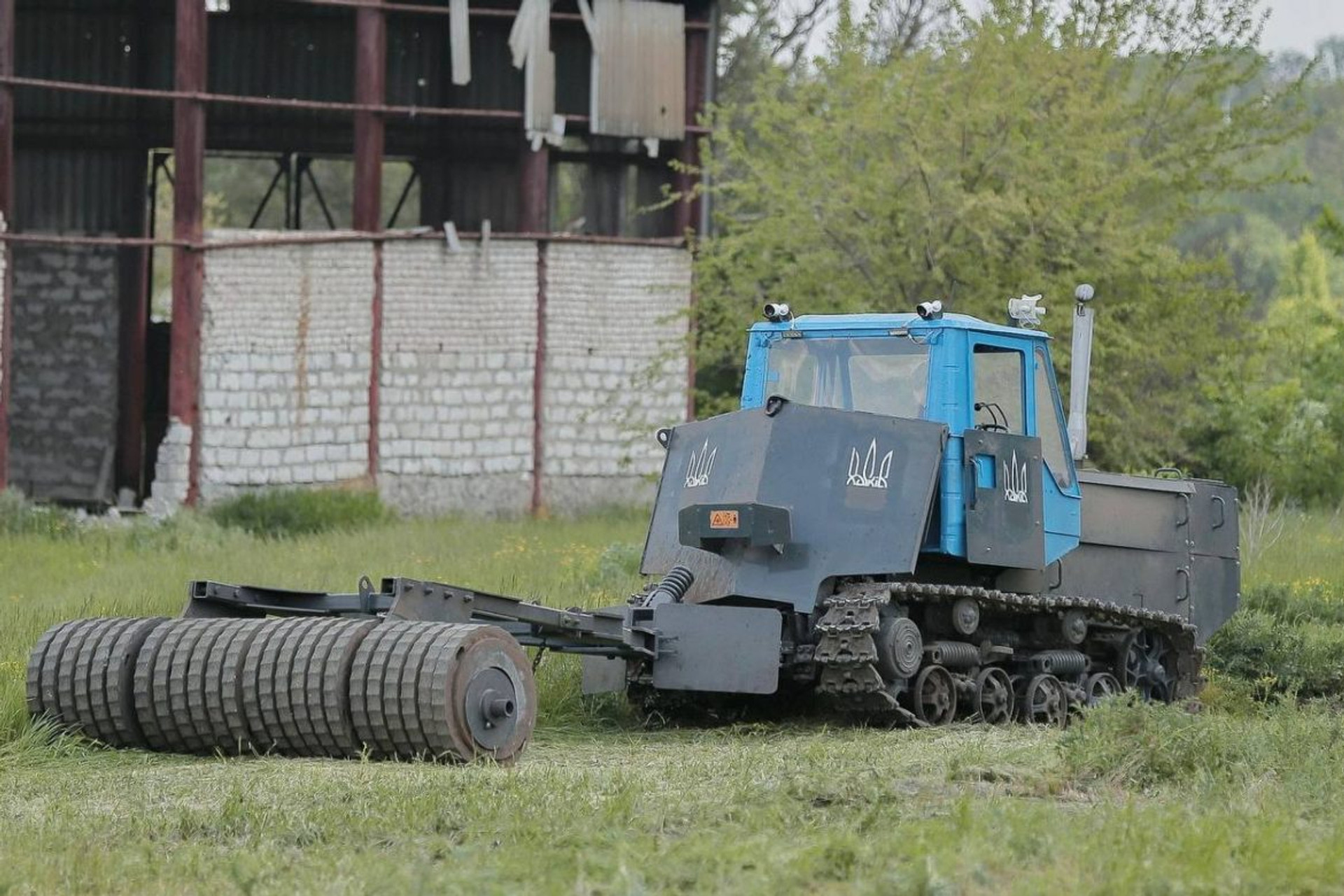 Перша машина розмінування на базі трактора ХТЗ з дистанційним керуванням. Фото: Олег Синєгубов