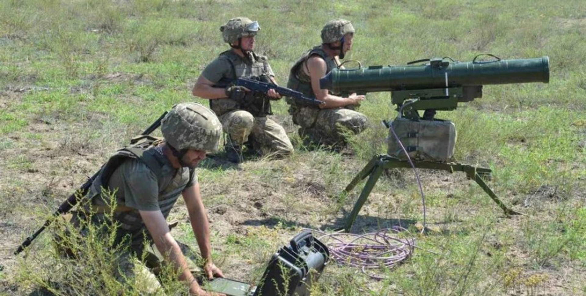 Розрахунок протитанкового ракетного комплексу Стугна-П під час навчань Збройних сил України. Комплекс здатен уражати ворожі цілі на відстані у 5 і більше кілометрів. Фото: АрміяInform