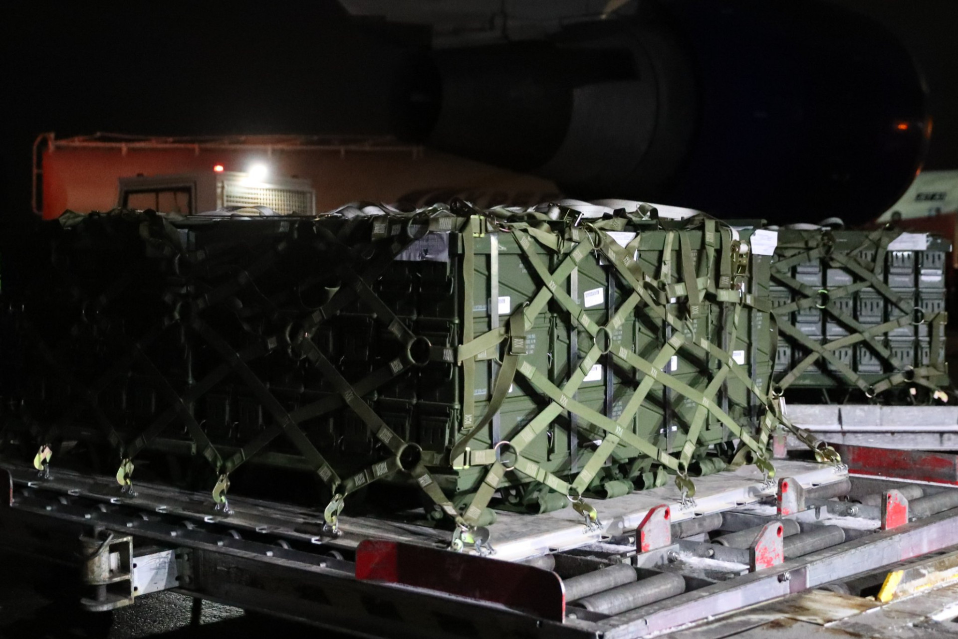 Перша партія американської військової допомоги, доставлена напередодні повномасштабного російського вторгнення літаком Boeing 747-400F авіакомпанії National Airlines. Допомога включала протитанкові системи Javelin. 22 січня 2022 року. Фото: U.S. Embassy Kyiv Ukraine