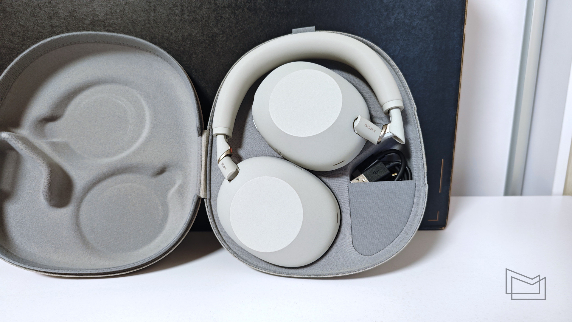 Огляд Sony WH-1000XM6: комплектація