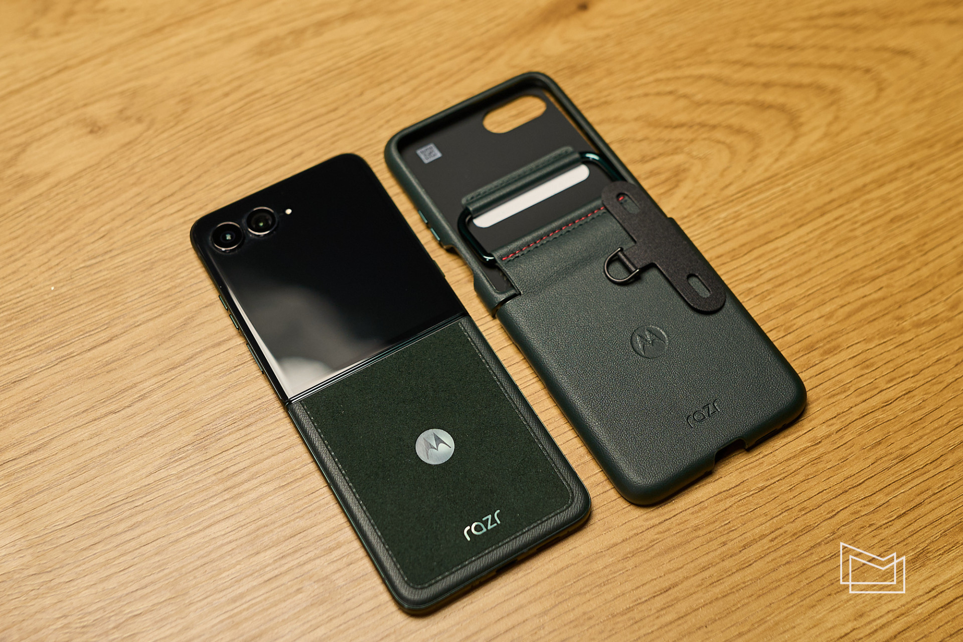 Огляд Motorola Razr 60 Ultra: комплектація