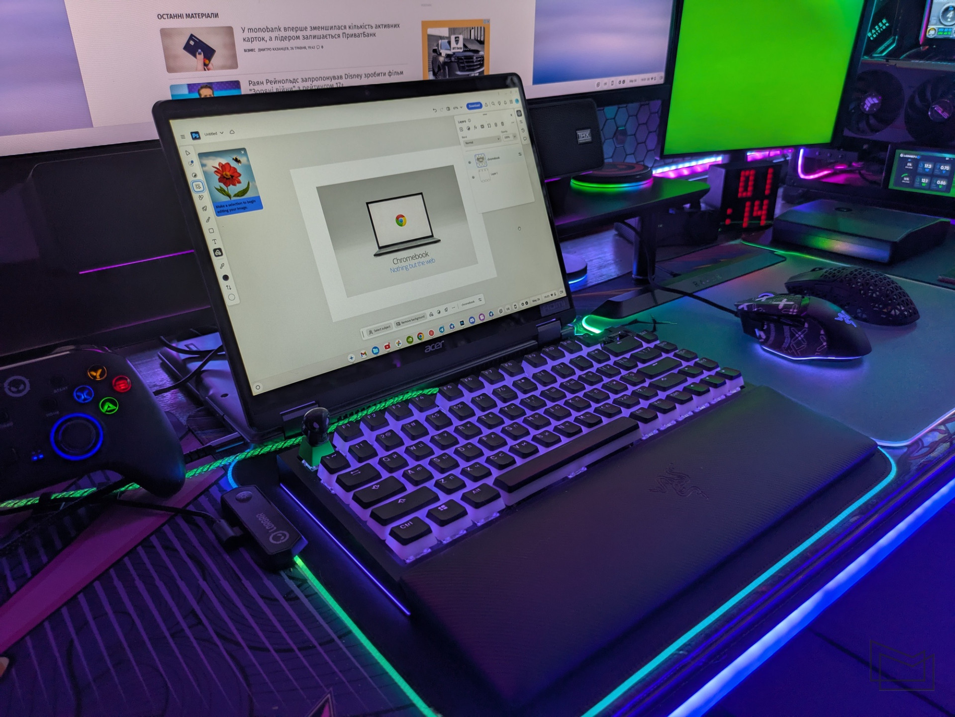 Зверніть увагу на розміщення корпусу Acer Chromebook Plus Spin 514 за дисплеєм, адже клавіатура на звичному місці — це зовнішня, підключена через USB-порт монітора, Razer Blackwidow V4 75% з підставкою для долонь, а не корпус хромбука.