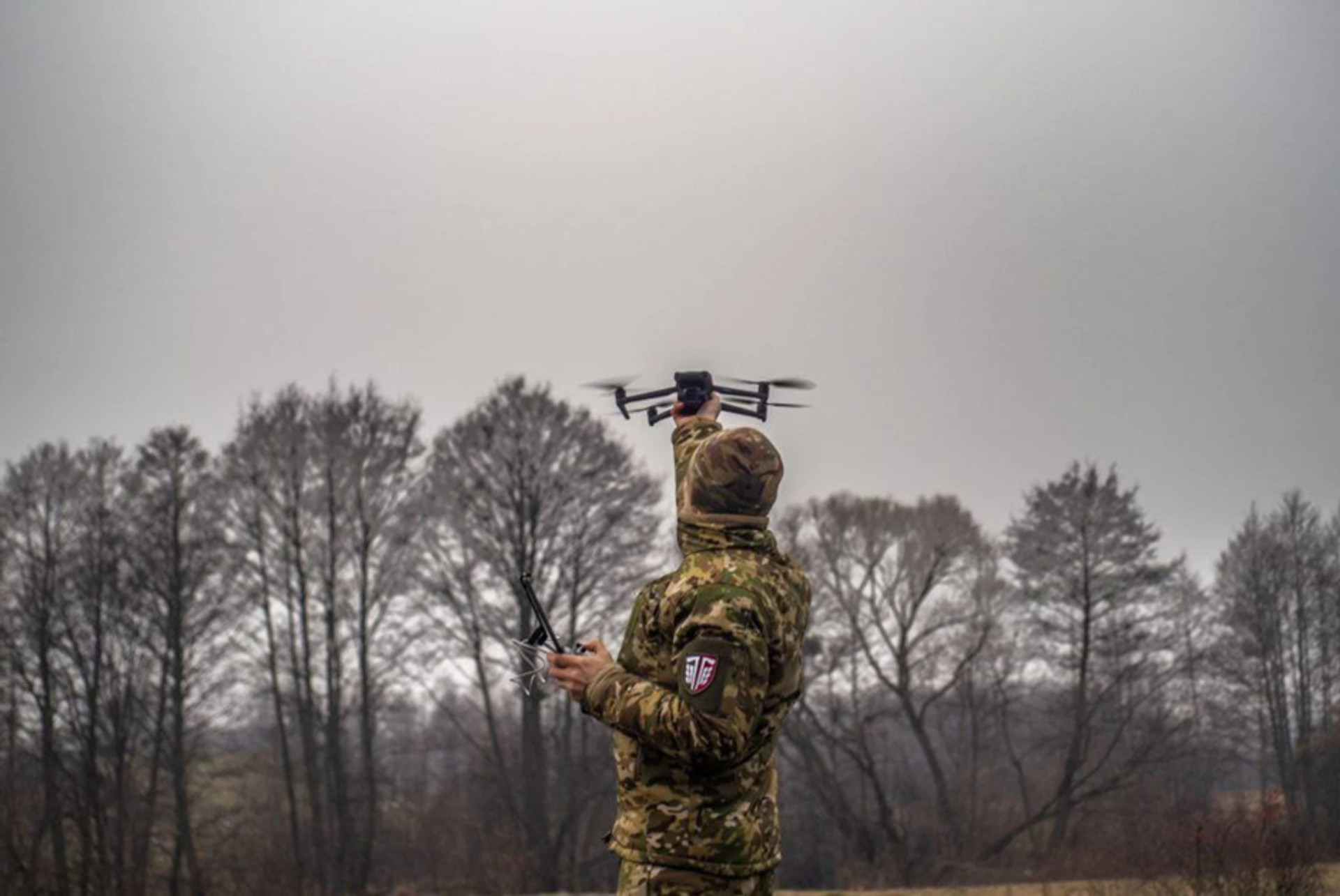 Український військовий з DJI Mavic 3 у руках
