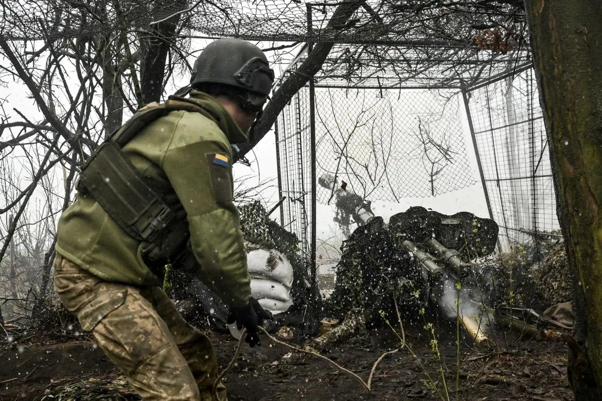 Розрахунок Д-44 використовує снаряди болгарського виробництва часів Варшавського договору / Фото Getty Images