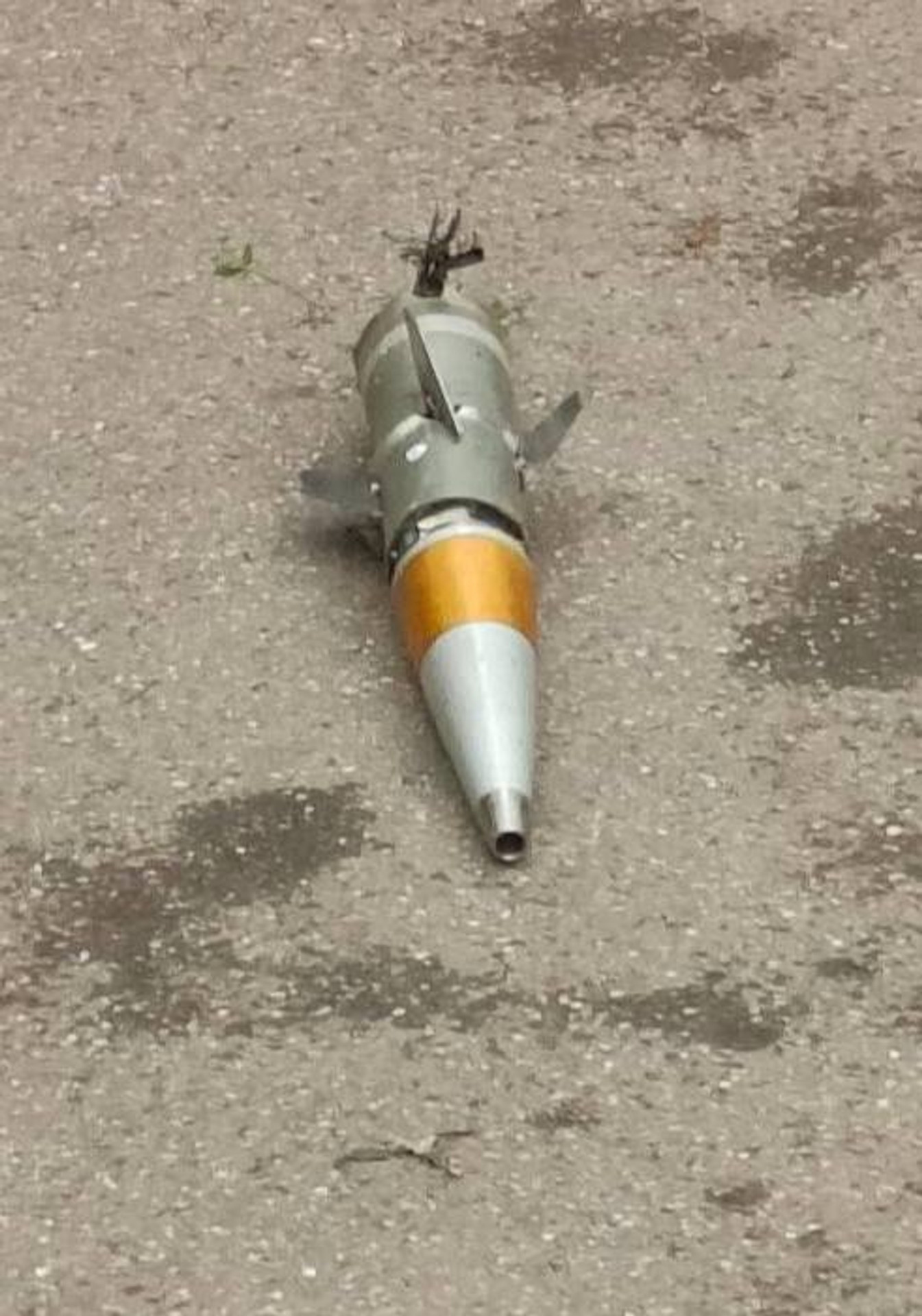 Уламок російської ракети ППО на вулиці міста