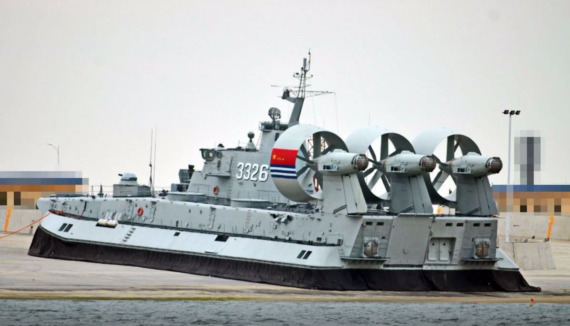 Швидкісний десантний катер на повітряній подушці Зубр у складі ВМС КНР. Два катери та документація на їх виробництво були продані до Китаю за контактом 2009 року. Фото з відкритих джерел