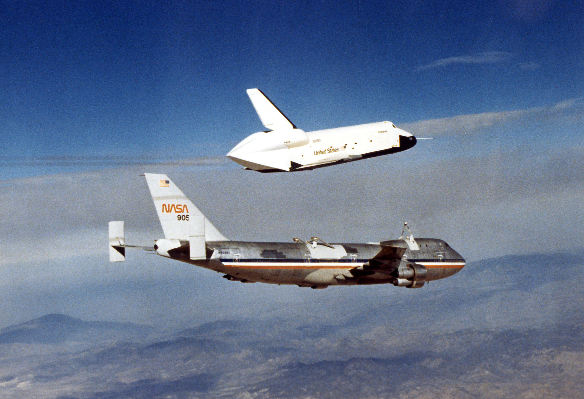 Відокремлювання корабля OV-101 Enterprise від літака Boeing 747 Shuttle Carrier Aircraft під час першого самостійного польоту 12 серпня 1977 року