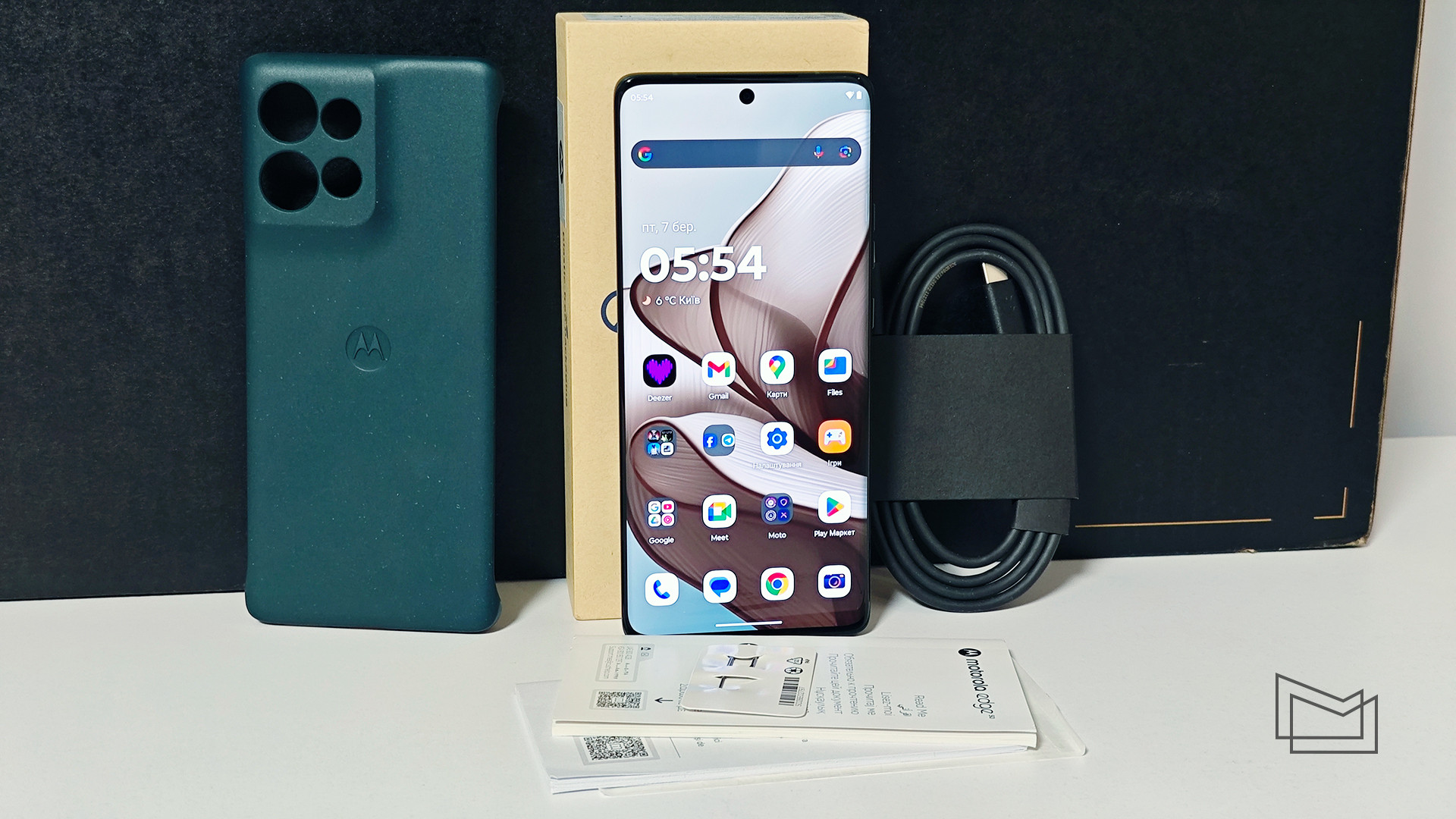 Motorola Edge 50: комплектація