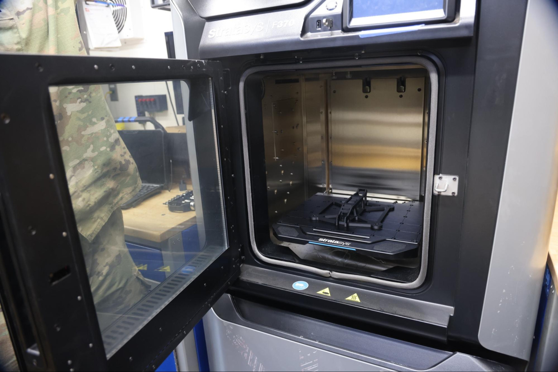 3D принтер Stratasys F370 для виготовлення дронів у мобільній майстерні армії США