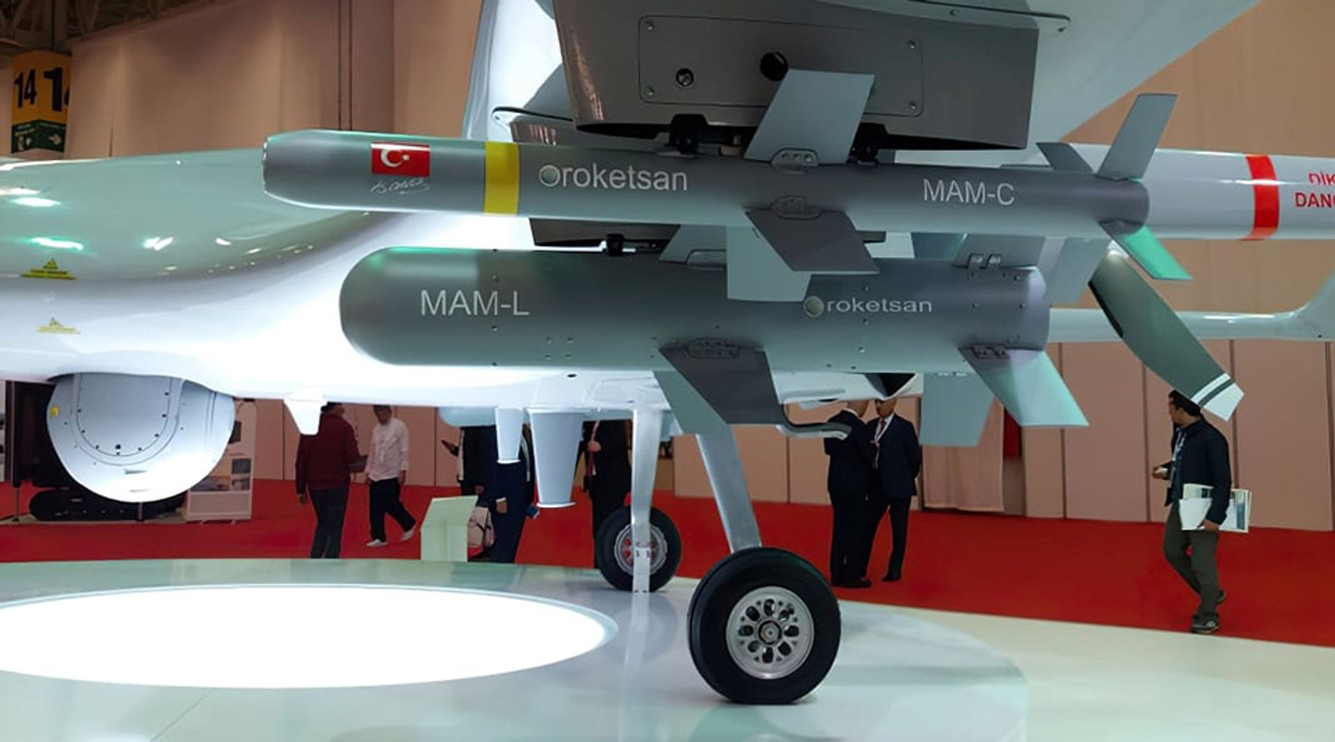 Міні-бомби MAM-L та MAM-C під крилом турецького безпілотника Bayraktar TB2 / Фото з відкритих джерел