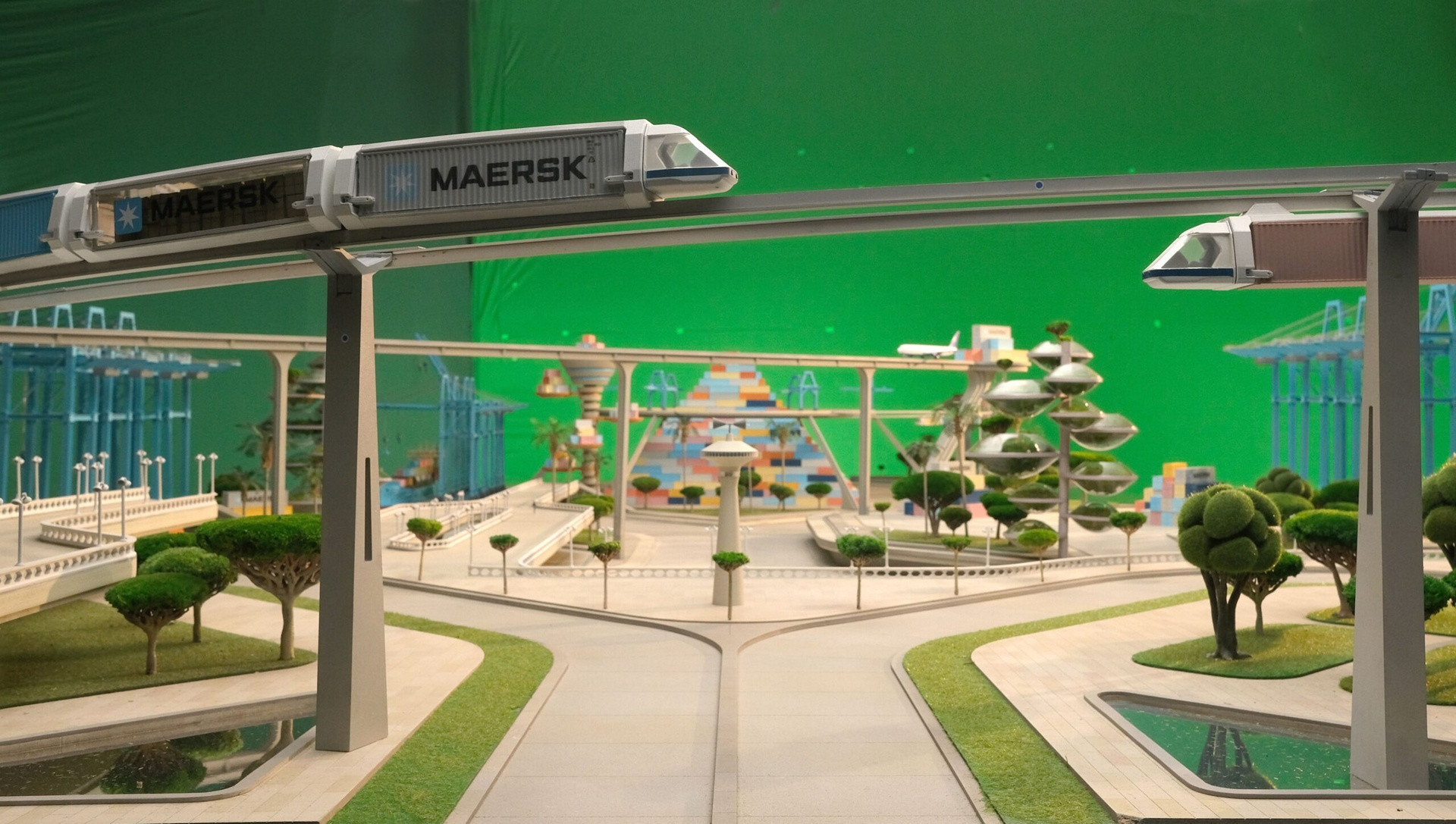 Мініатюрний порт майбутнього для реклами Maersk – Discover the Upside