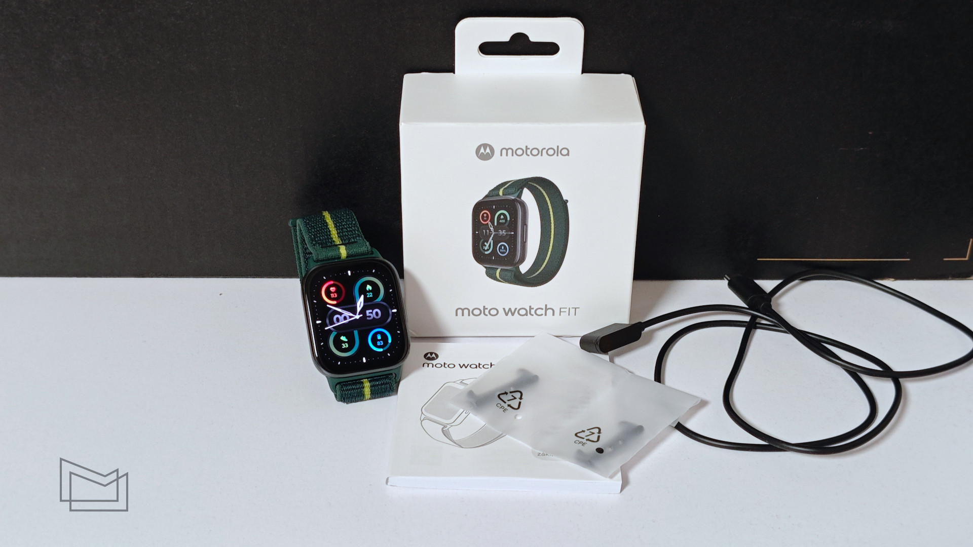 Огляд Motorola Watch Fit: комплектація