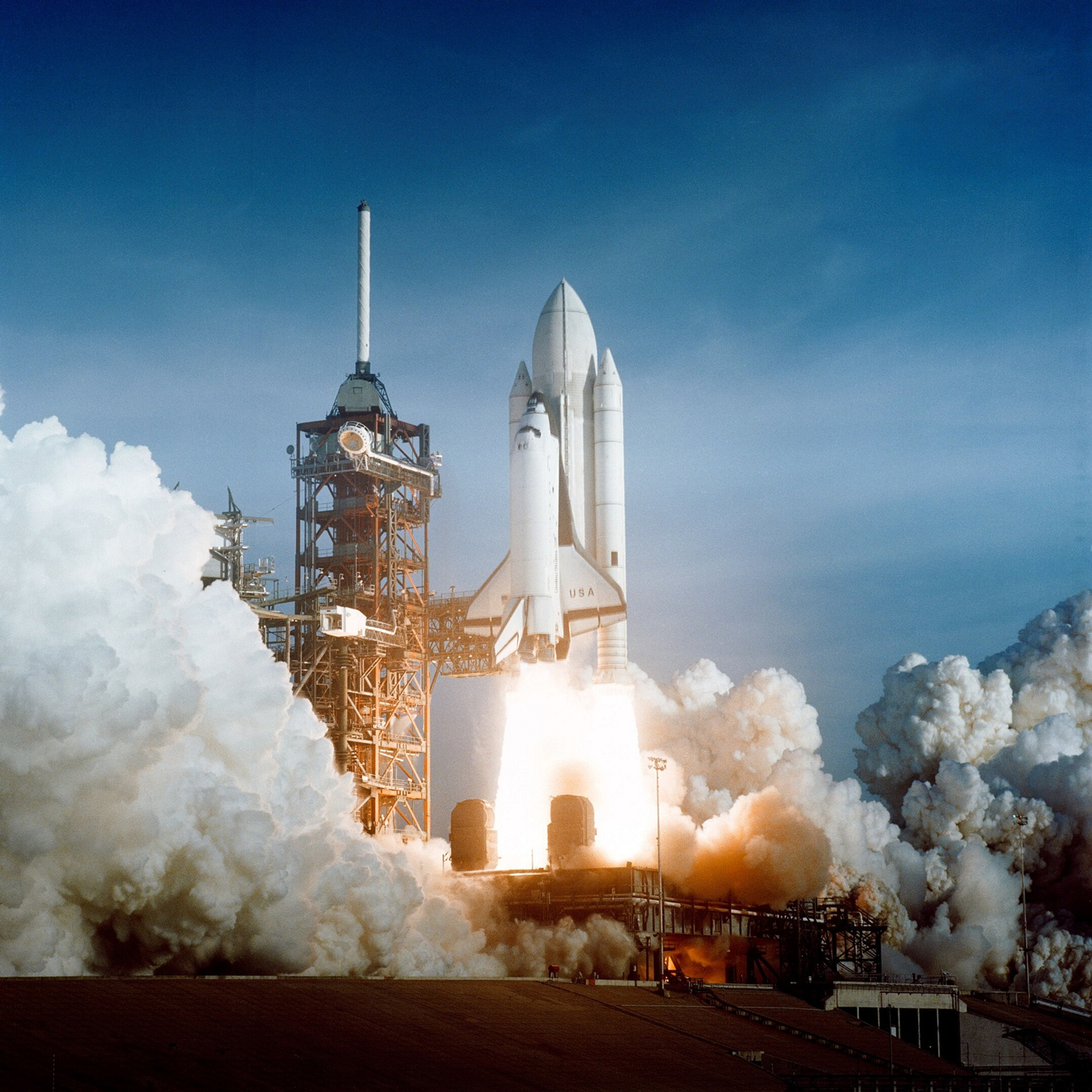 Старт космічного човника Columbia у рамках місії STS-1. 12 квітня 1981 року