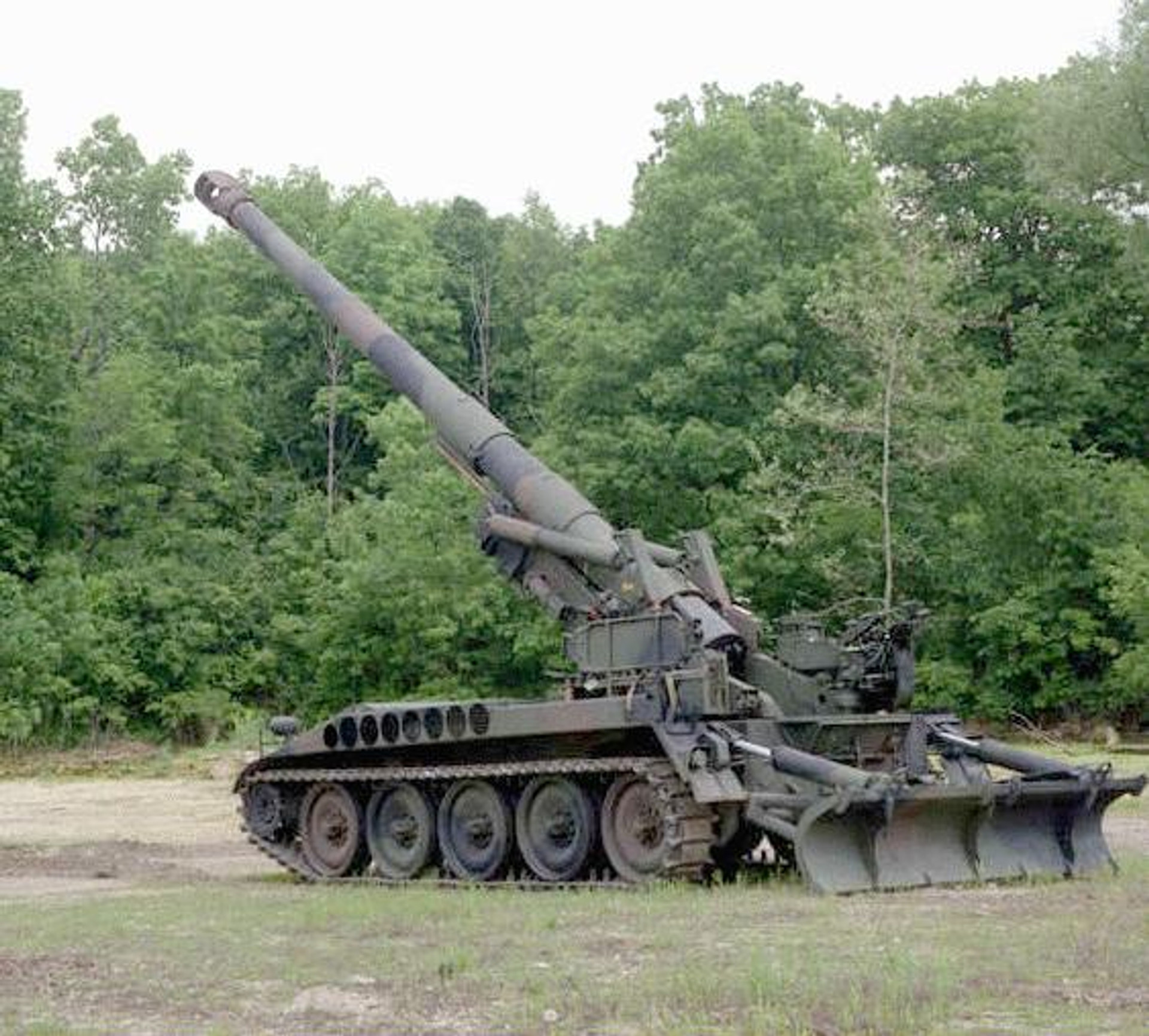 American self-propelled howitzer M110A2