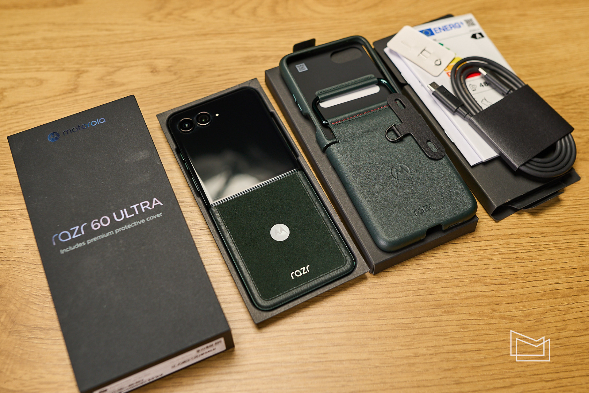 Огляд Motorola Razr 60 Ultra: комплектація